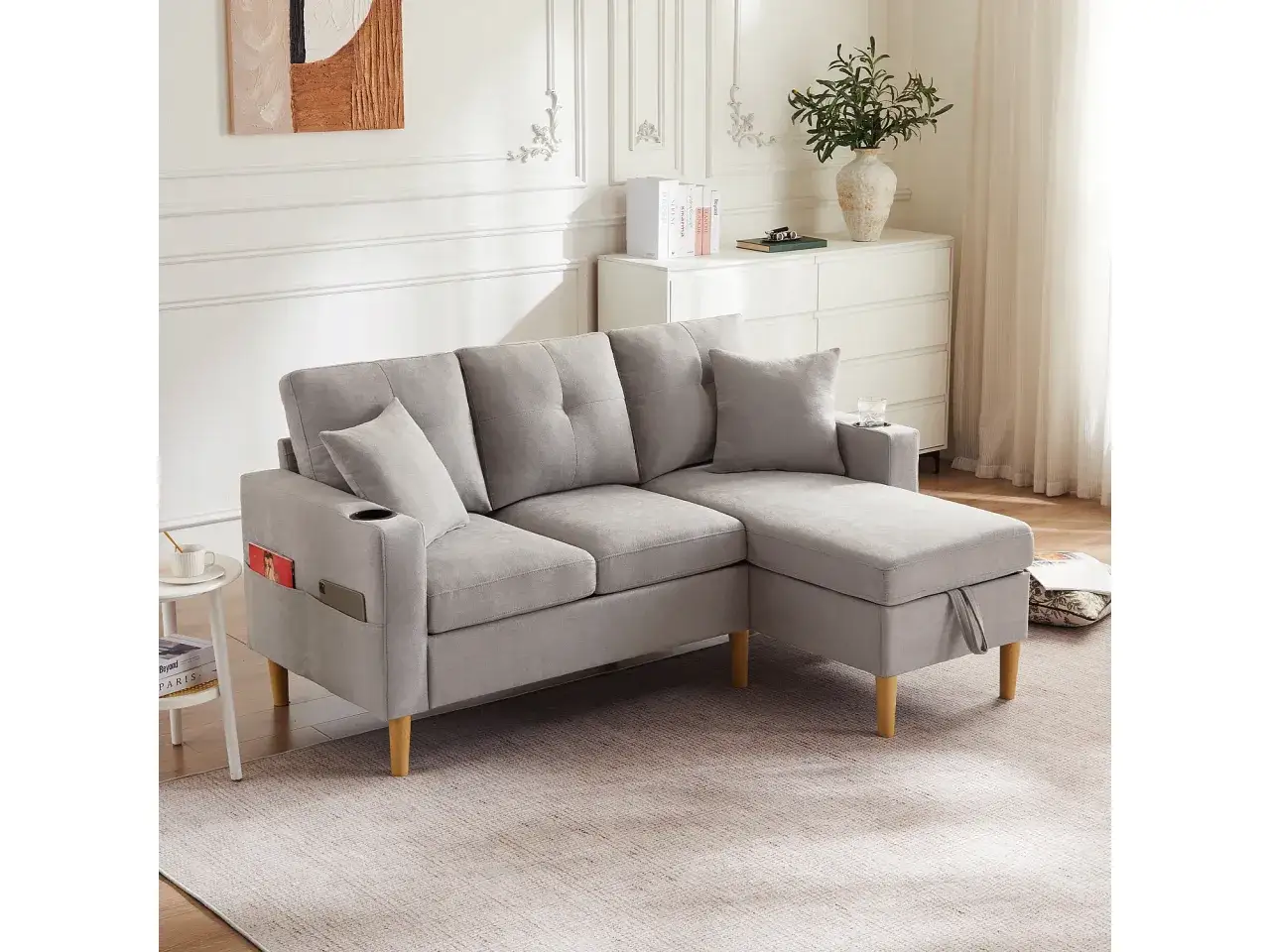Sofá seccional gris con cojines, ideal para saber como colocar cojines en chaise longue y crear un espacio acogedor.