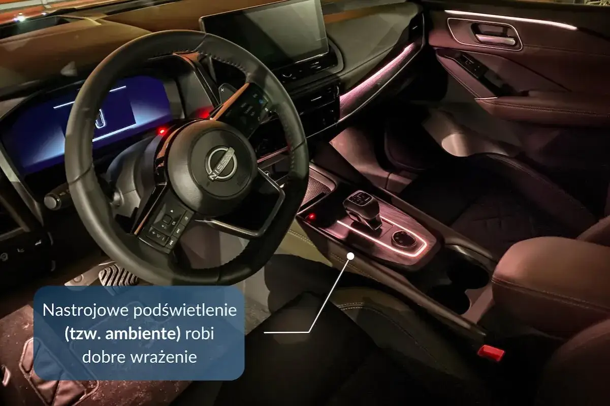 Wnętrze Nissan Qashqai Tekna z nastrojowym podświetleniem ambientowym, które podkreśla jego bogate wyposażenie.