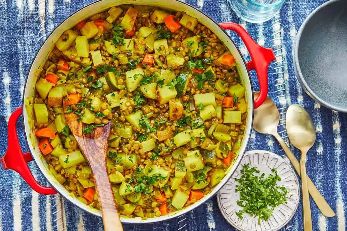 Guiso de lentejas con patatas, zanahorias y calabacín. ¡Aunque las lentejas engordan, esta receta es deliciosa y nutritiva!