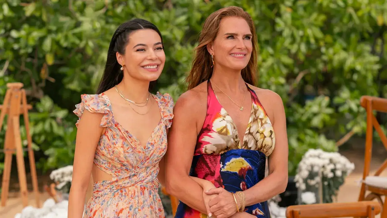 Miranda Cosgrove und Brooke Shields in bunten Kleidern, ein sch&ouml;ner Moment, der an Filme mit Miranda Cosgrove erinnert.