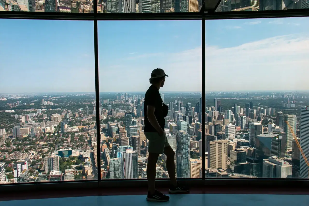 Osoba w czapce podziwia panoramę Toronto. Warto zobaczyć to miasto z g&oacute;ry!