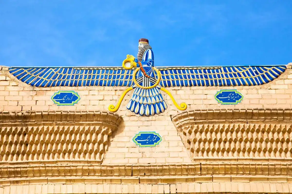 Symbol Faravahar, przedstawiający skrzydlatego człowieka, jest kluczowym elementem zoroastryzmu.
