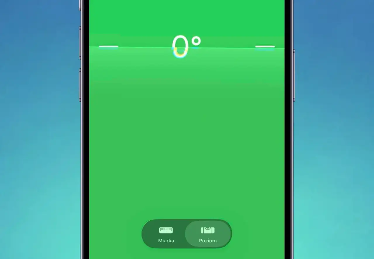 Aplikacja Poziomica na iPhone. Zielony ekran z ikoną 0° i dwoma białymi kreskami. Na dole przyciski 
