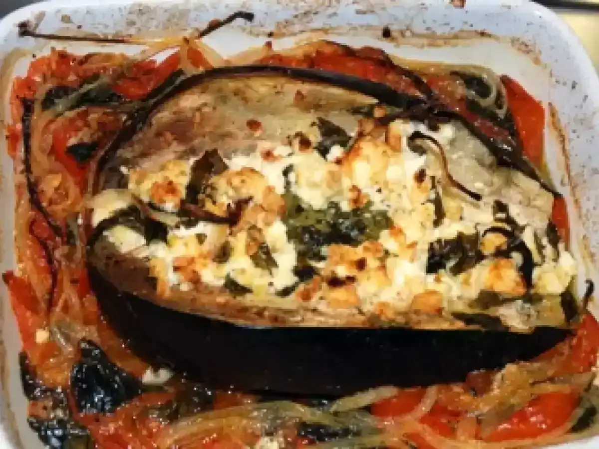 Gef&uuml;llte Aubergine mit K&auml;se und Gem&uuml;se, ein k&ouml;stliches Gericht mit Aubergine, das im Ofen gebacken wurde.