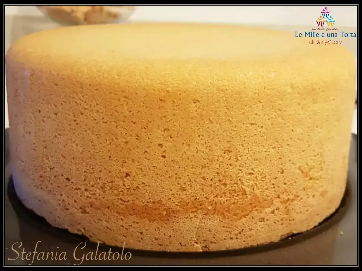 Una soffice sponge cake dorata, perfetta base per mille dolci creazioni.