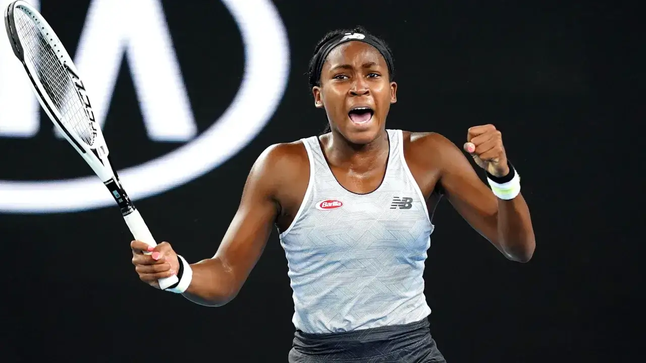Coco Gauff, a joven tenista, celebra un punto con euforia. Su edad no le impide mostrar una gran pasi&oacute;n en la cancha.