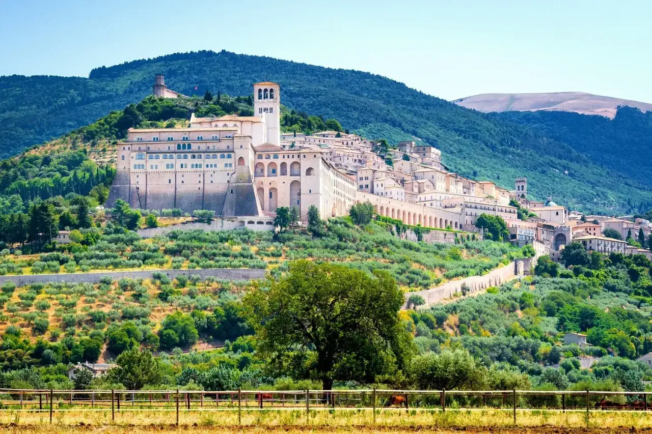Vista panoramica di Assisi, con la Basilica di San Francesco in primo piano. Un luogo incantevole per scoprire cose da fare a Assisi, tra storia e natura.