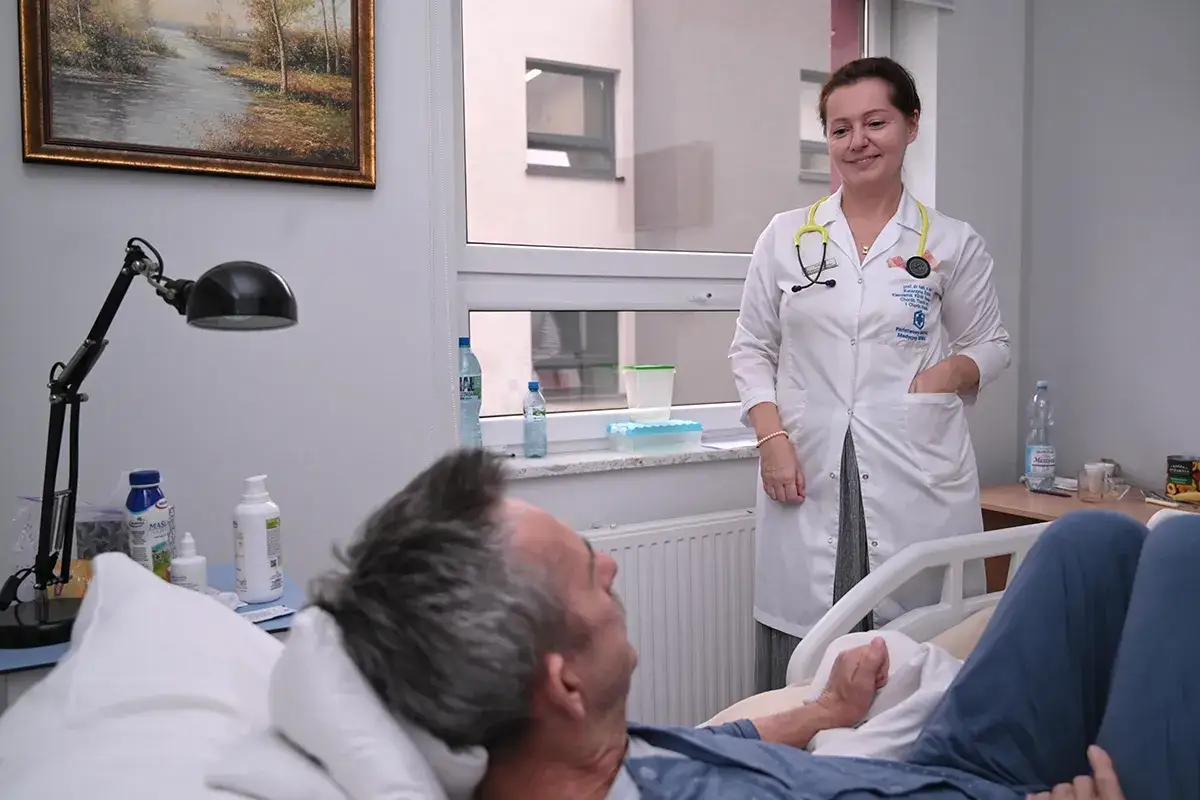 Lekarka rozmawia z pacjentem w szpitalu, wspierając go w walce z chorobami rzadkimi.
