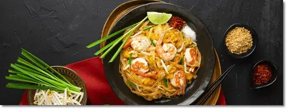 Pad Thai z zestawem dodatków do doprawiania