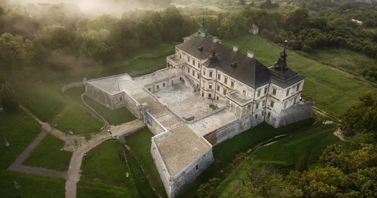 Zdjęcie Pałac w Podhorcach: Historia, architektura i tajemnice tej perły Kresów