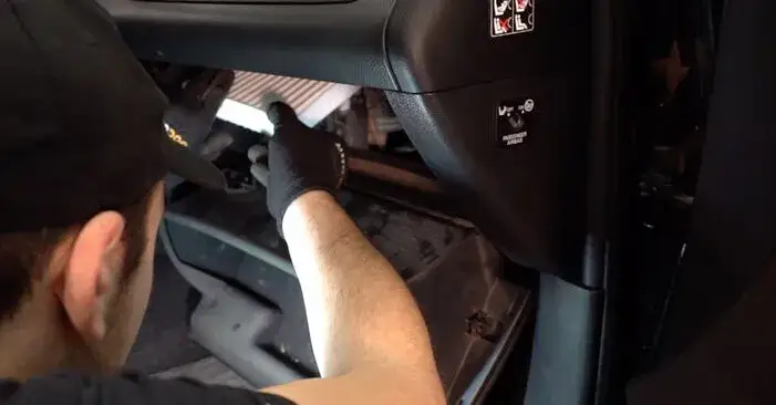 Zdjęcie Gdzie jest filtr kabinowy Toyota Yaris 1 - szybka i prosta lokalizacja