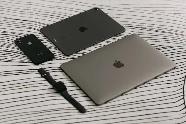 Zdjęcie Wymiana baterii w iMad – oszczędź na serwisie iPhone i ciesz się jakością