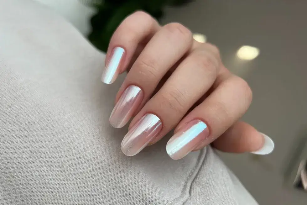 Zdjęcie Które paznokcie maluje się na inny kolor? Odkryj modne trendy manicure