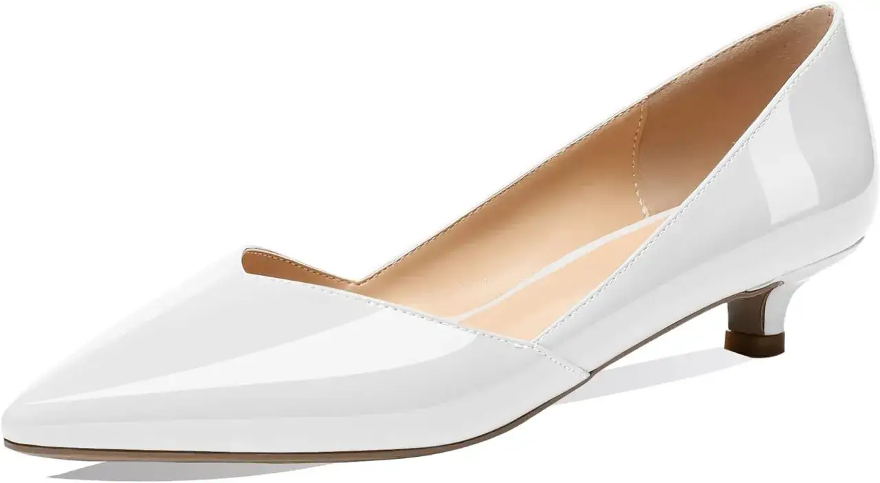Scarpa bianca lucida con tacco kitten, un classico intramontabile che dona eleganza discreta.