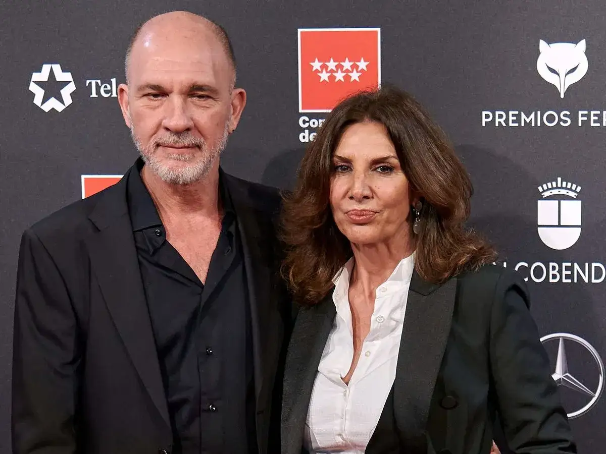 Pastora Vega y su pareja actual, sonrientes ante las c&aacute;maras en un evento.
