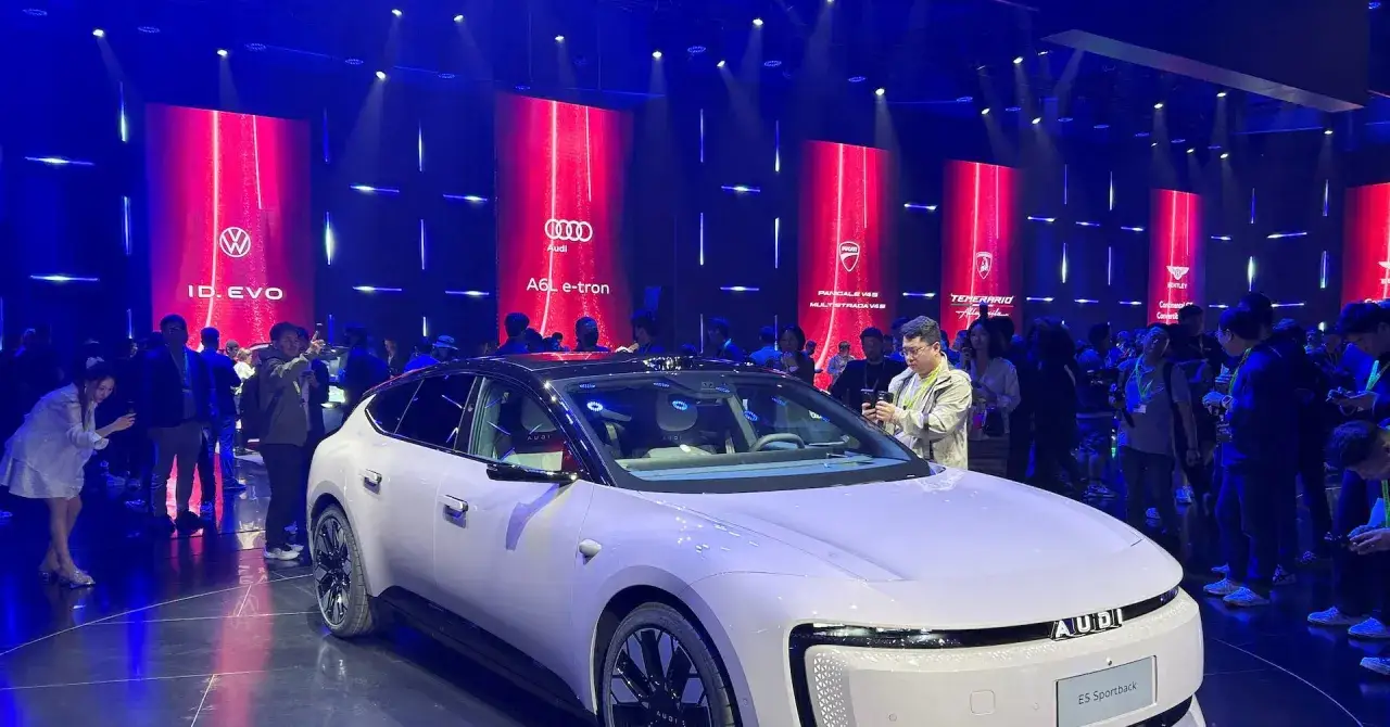 Na targach motoryzacyjnych zaprezentowano nowoczesne chińskie samochody elektryczne, w tym model Audi e-tron.