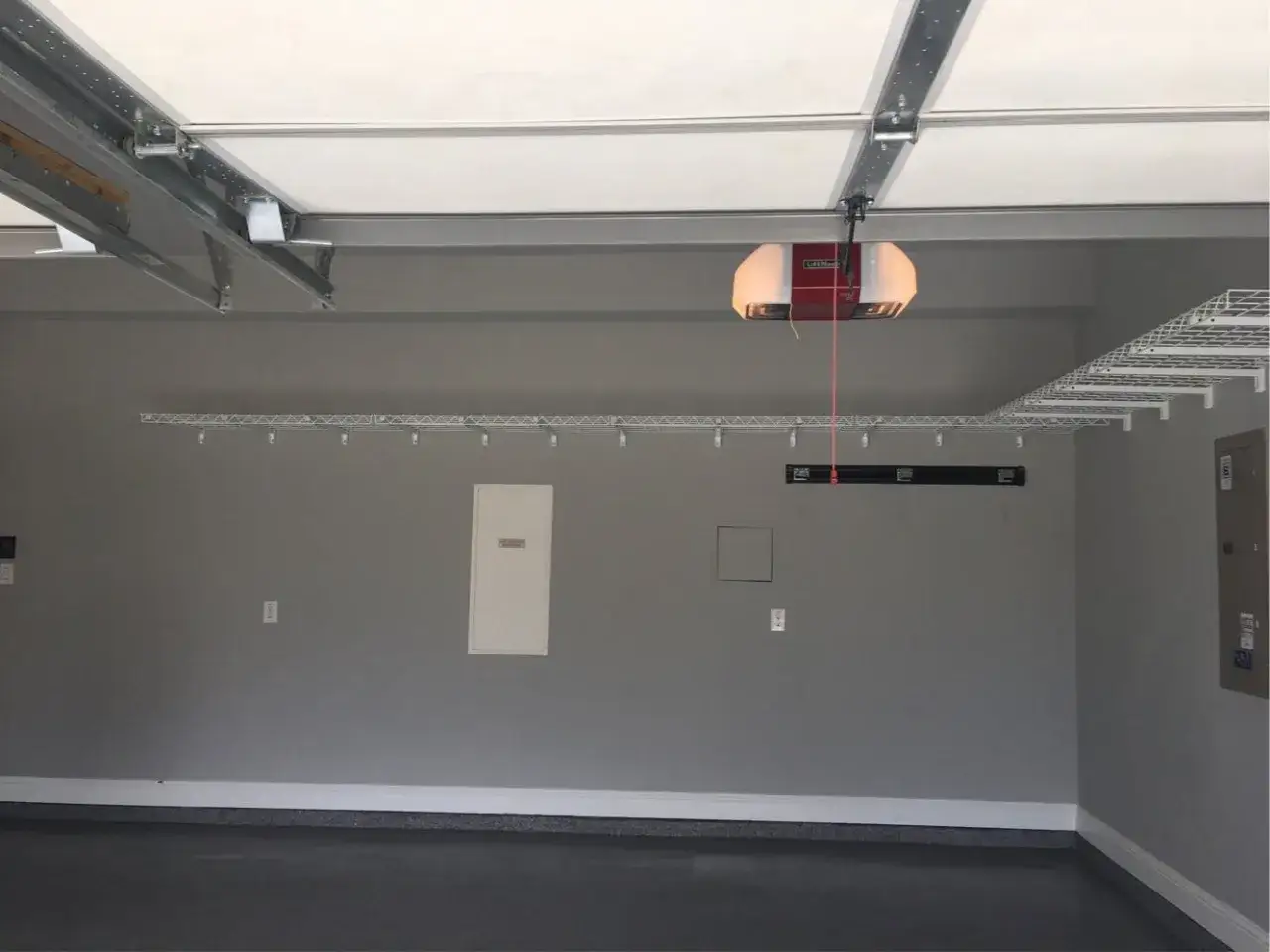 Un garaje listo para pintar, con estanter&iacute;as y motor de puerta. Un espacio original para crear.