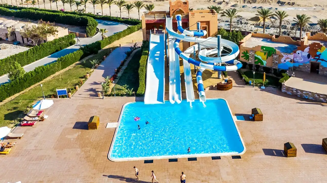 Wodne zjeżdżalnie i basen w Dream Lagoon Aqua Park Resort. Opinie gości potwierdzają świetną zabawę dla całej rodziny.