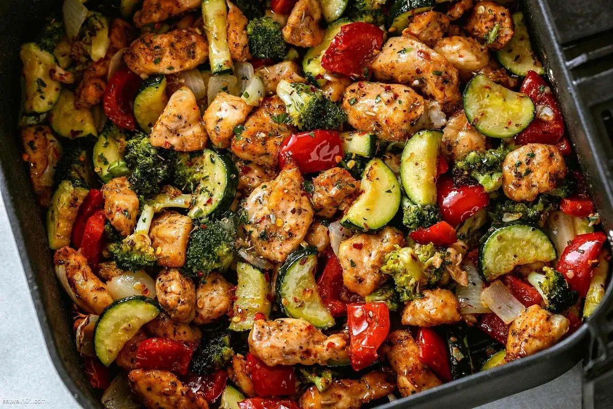 Pollo e verdure miste, un'idea gustosa per le tue ricette friggitrice ad aria. Broccoli, zucchine, peperoni rossi e cipolla conditi con spezie.