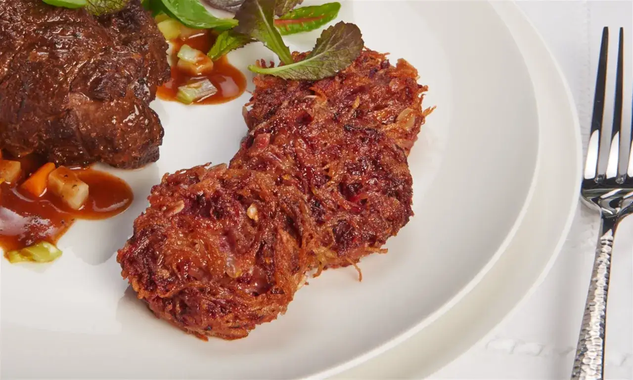 Herzhaftes Rinderfilet mit einer Beilage aus knusprigen rote Bete puffer und frischem Salat.