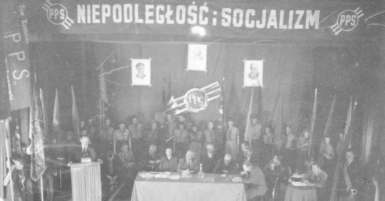 Zebranie PPS. Na transparentach widnieje napis 