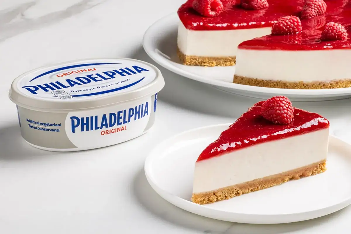 Cheesecake con topping ai lamponi, preparato con Philadelphia Original.