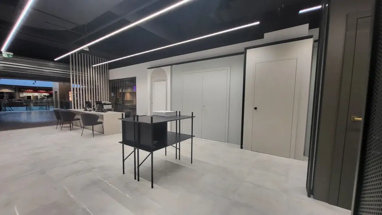 Nowoczesny salon z drzwiami i oknami w Katowicach.
