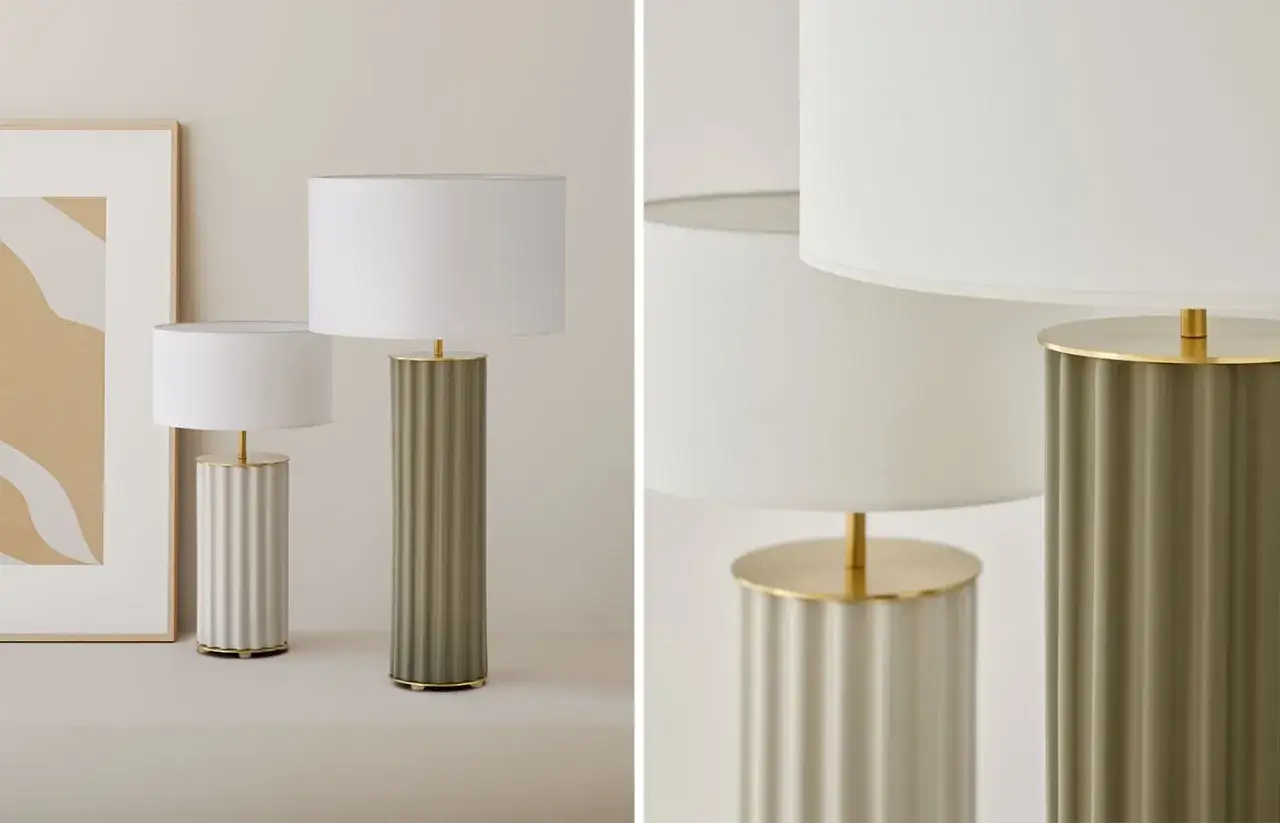 Dos lámparas de mesa con bases acanaladas en tonos crema y verde oliva, detalles dorados y pantallas blancas. Ideas de lámparas modernas.