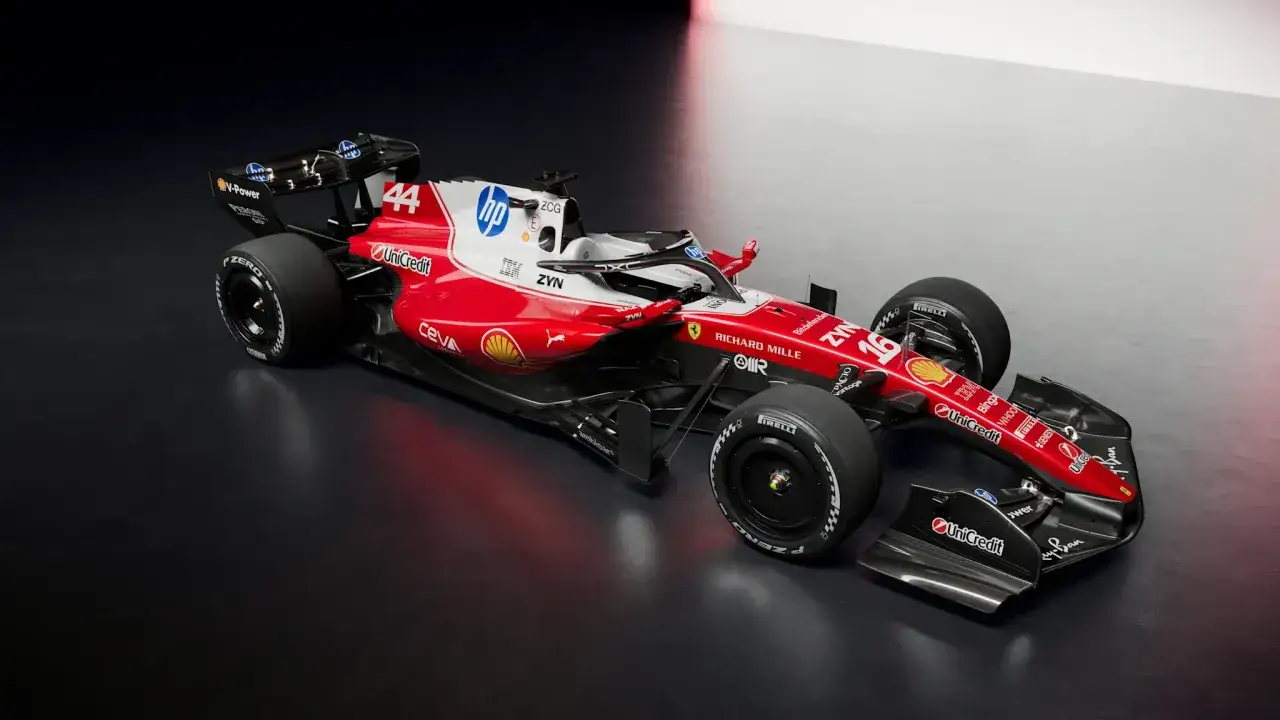 El Ferrari F1 2026, un coche de carreras rojo y blanco con patrocinadores como HP y UniCredit, listo para la velocidad.