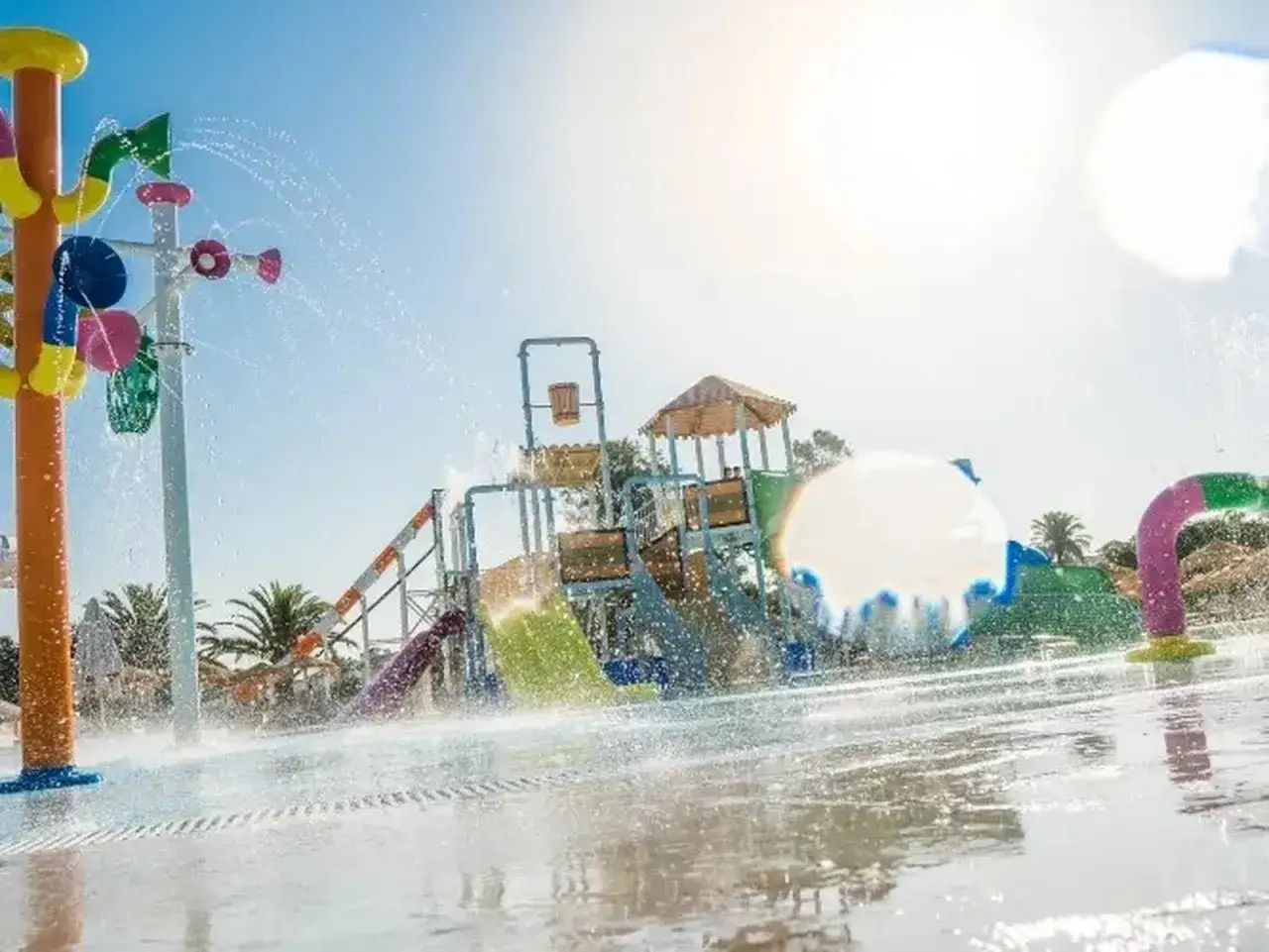 Parque acuático con toboganes y chorros de agua, ideal para disfrutar en familia en el hotel Playa Ballena.
