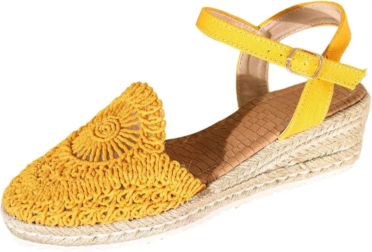Alpargatas de crochet para mujer en color amarillo, con detalle de flor y cu&ntilde;a de esparto.