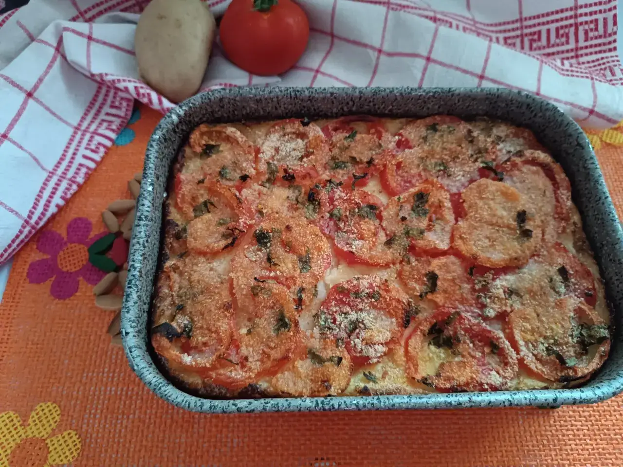 Piatto di tonno al forno con pomodoro e erbe aromatiche, pronto per essere gustato.