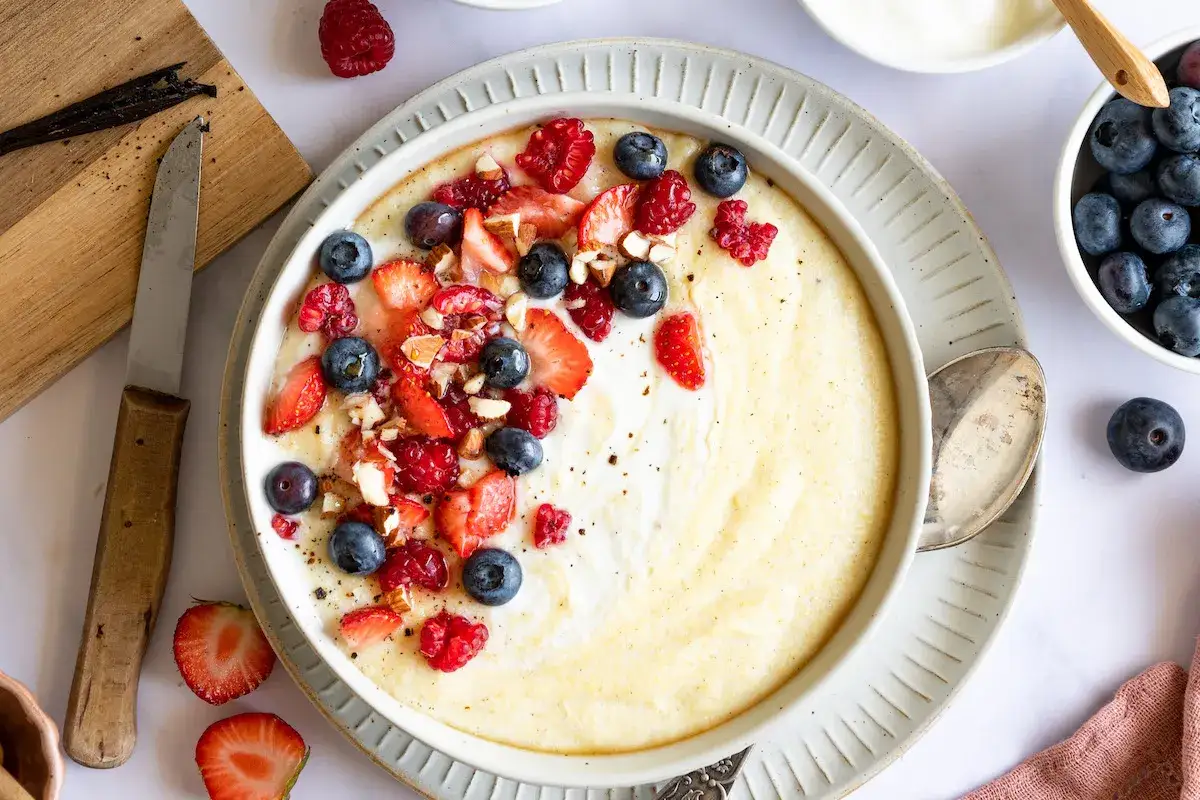 Ein cremiger Grie&szlig;brei mit frischen Beeren und N&uuml;ssen. Ist Grie&szlig;brei gesund? Ja, besonders mit diesen gesunden Zutaten!