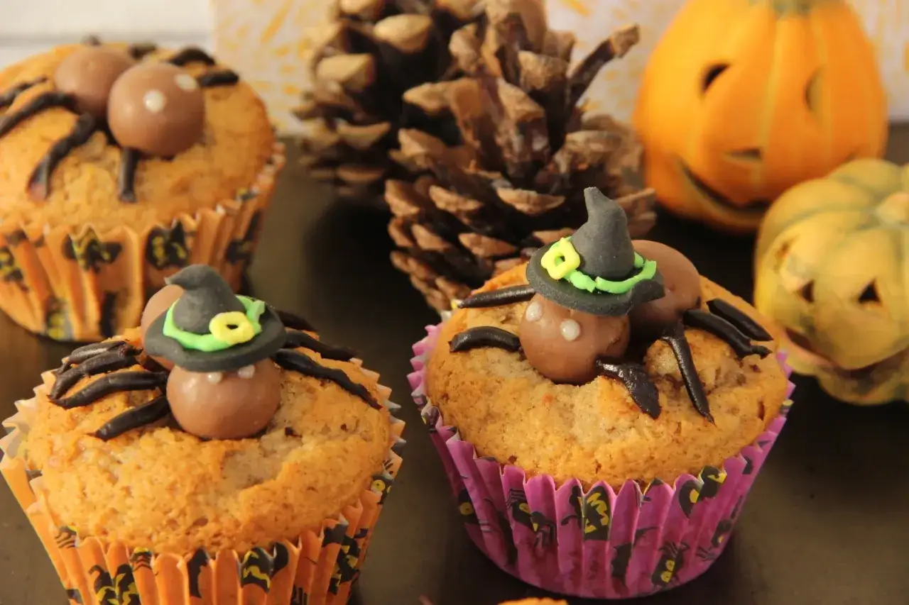 Muffins d'Halloween décorés comme des araignées, parfaits pour une recette facile et effrayante.