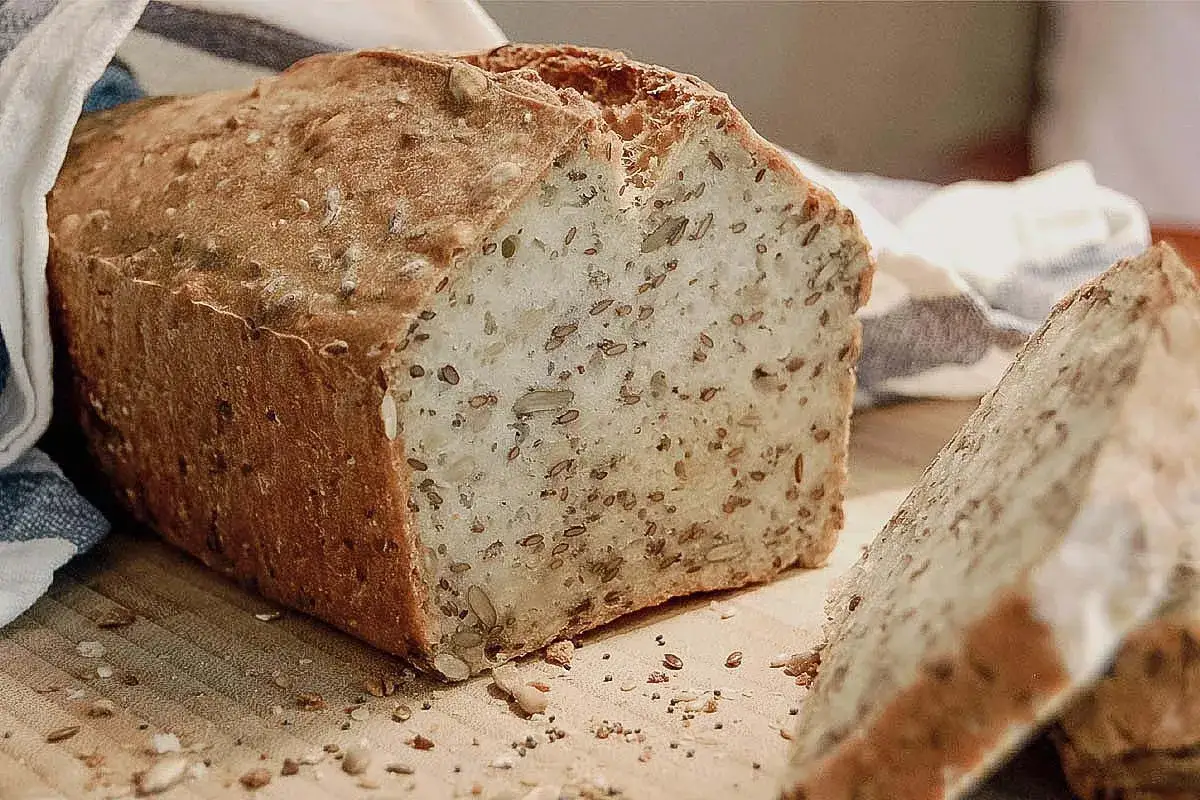 Frisch gebackenes K&ouml;rnerbrot, bereit zum Anschneiden. Wann Brot aus der Form nehmen? Jetzt, wenn es so lecker aussieht!