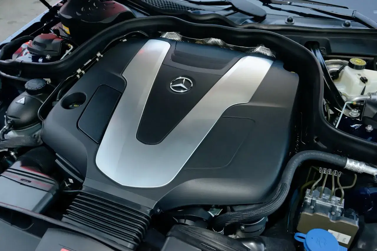 Silnik om642 Mercedesa z charakterystycznym logo.