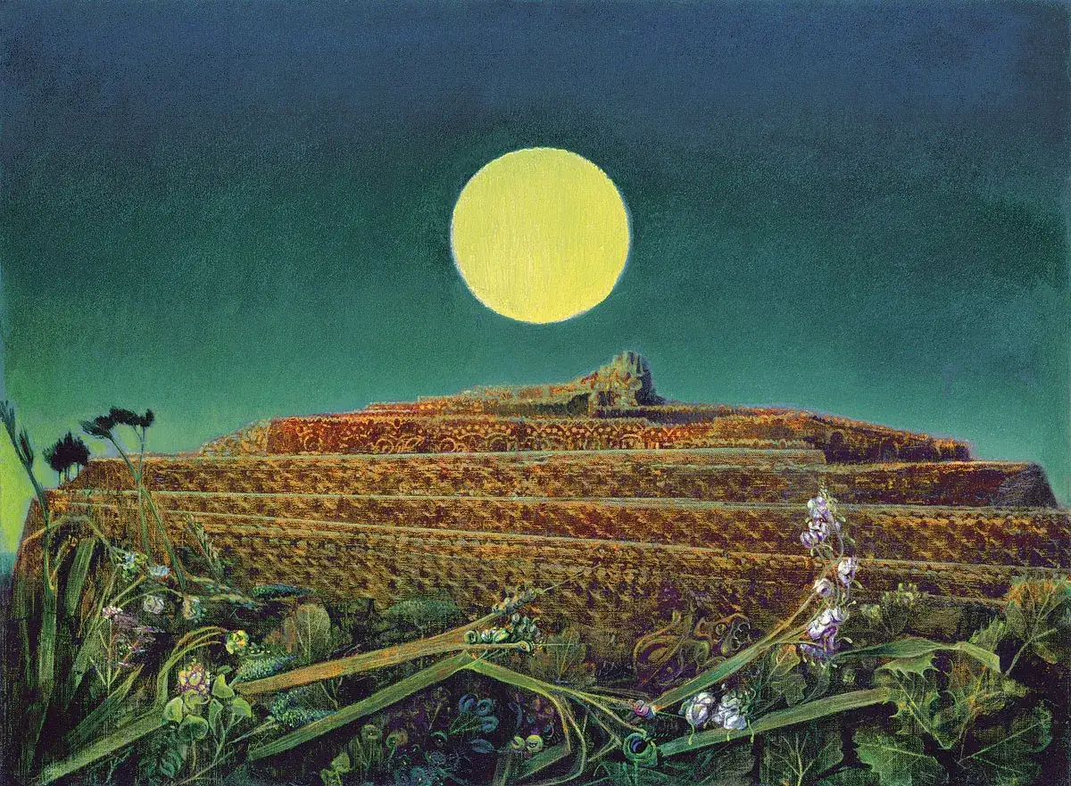 Nocny krajobraz z tarasową budowlą i wielką, żółtą tarczą księżyca. Surrealistyczne dzieła Maxa Ernsta pełne tajemnic.