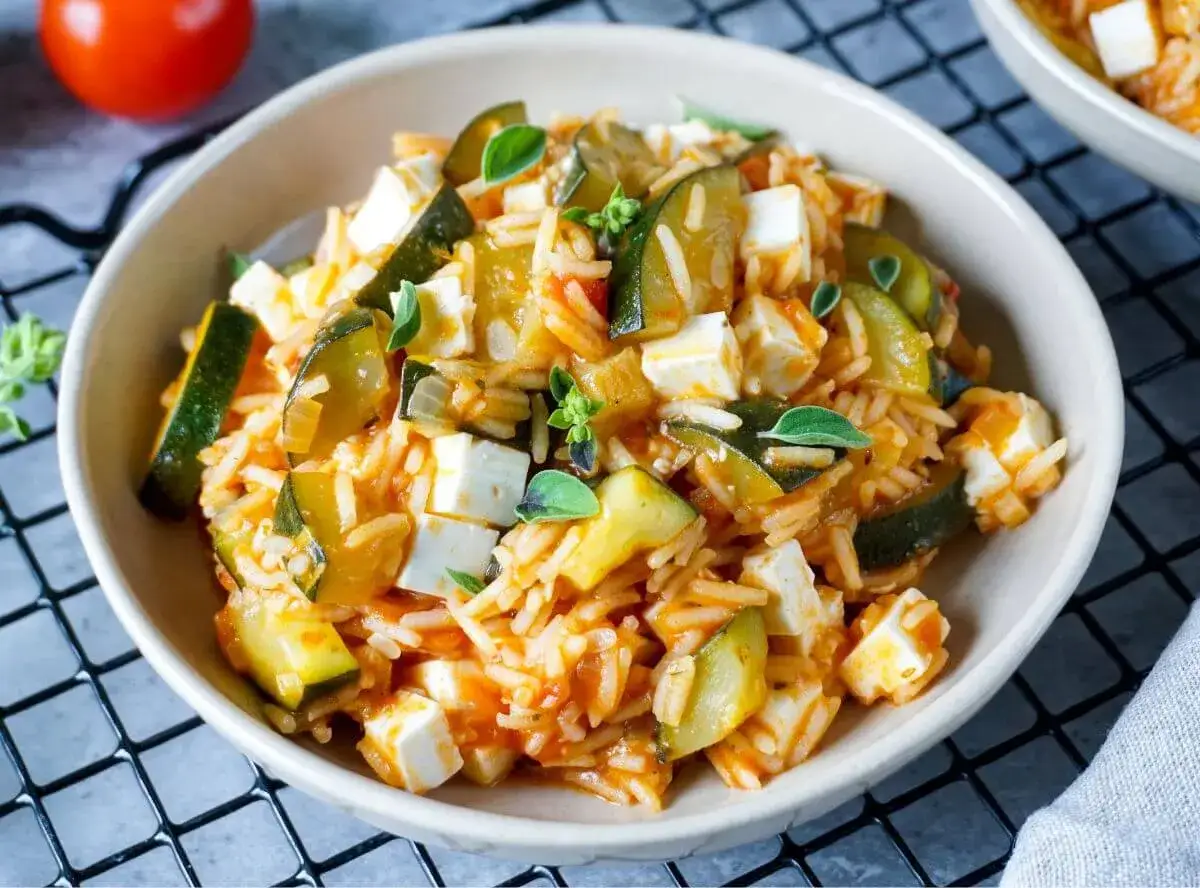Eine k&ouml;stliche zucchini-reis-pfanne einfach zubereitet, mit Feta und Kr&auml;utern garniert.