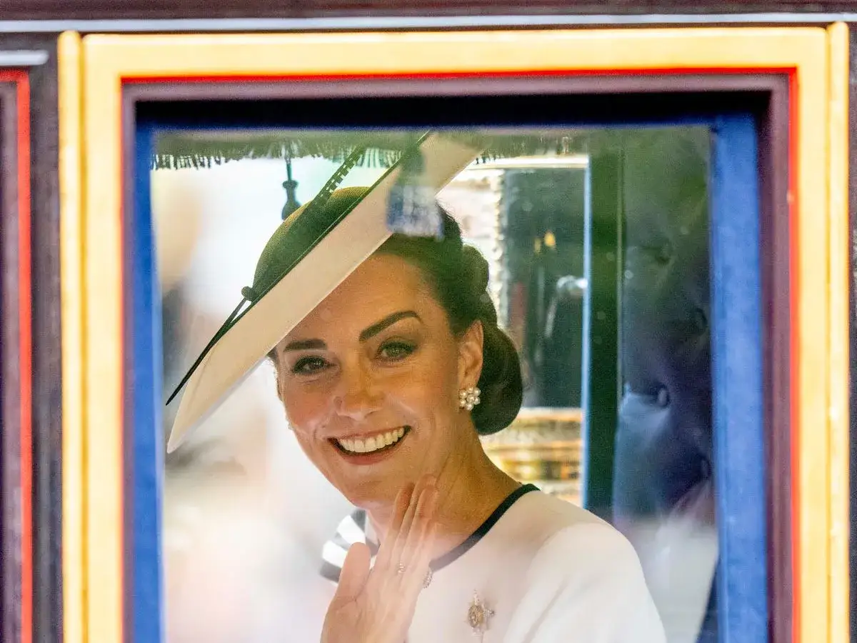 Principessa Kate sorride e saluta da una carrozza, con un cappello elegante. Ultime notizie sulla sua apparizione pubblica.