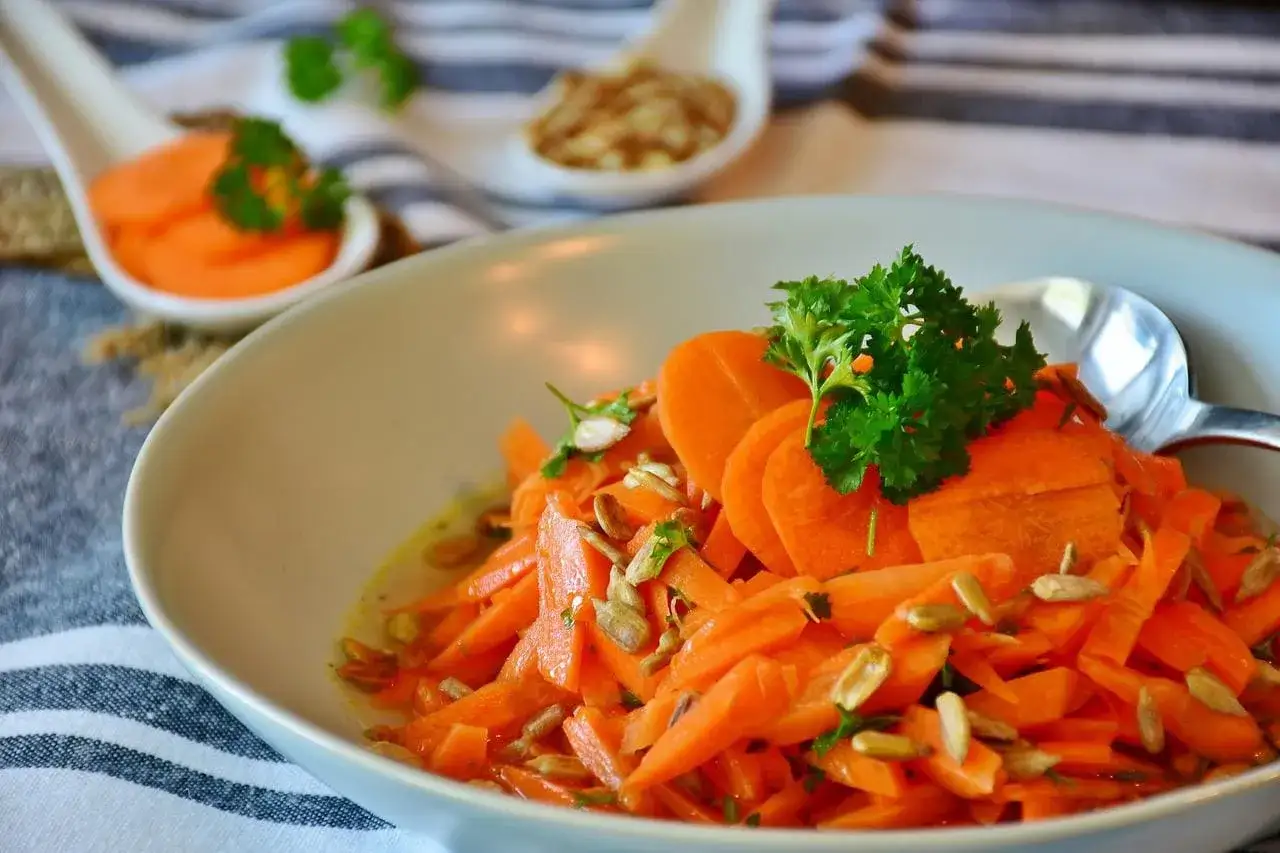 Ensalada vibrante de zanahoria rallada y en rodajas, con semillas de girasol y perejil. &iexcl;Una de las mejores recetas con zanahoria!