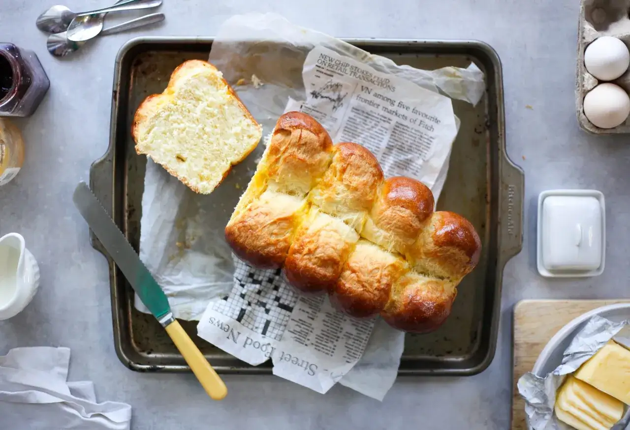 Pan brioche ricetta originale: soffice e dorato, pronto per essere gustato con burro e marmellata.