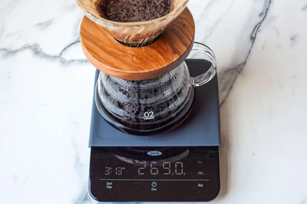 Filterkaffee Menge: 269 Gramm Kaffee tropft in die Karaffe. Die Waage zeigt die genaue Menge an.