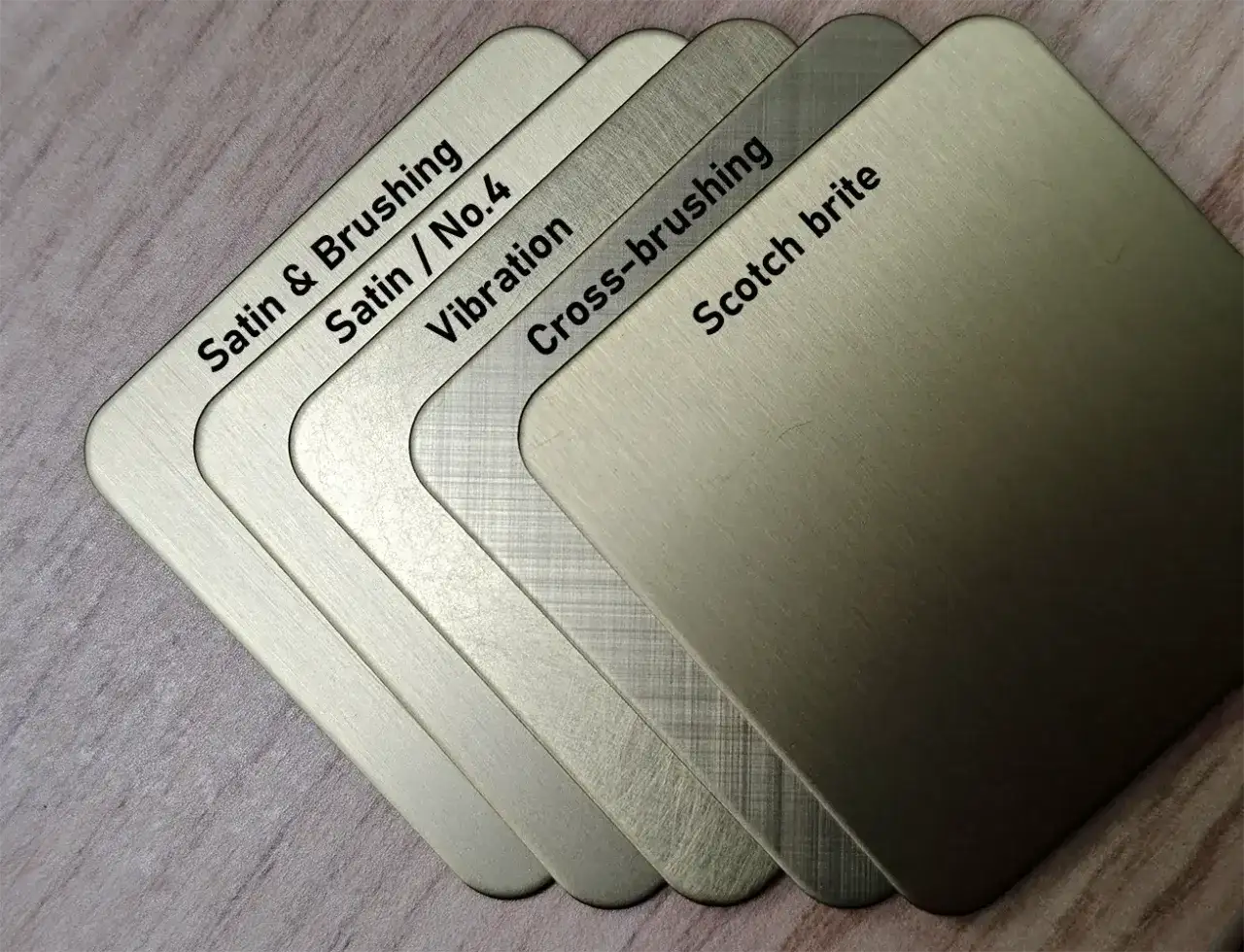 Próbki satynowania stali nierdzewnej: Satin & Brushing, Satin / No.4, Vibration, Cross-brushing, Scotch brite.