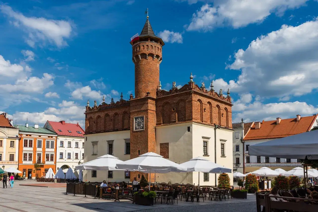 Rynek w Tarnowie z Ratuszem i kawiarnianymi ogródkami. Wspaniałe tarnowskie atrakcje zapraszają do zwiedzania.