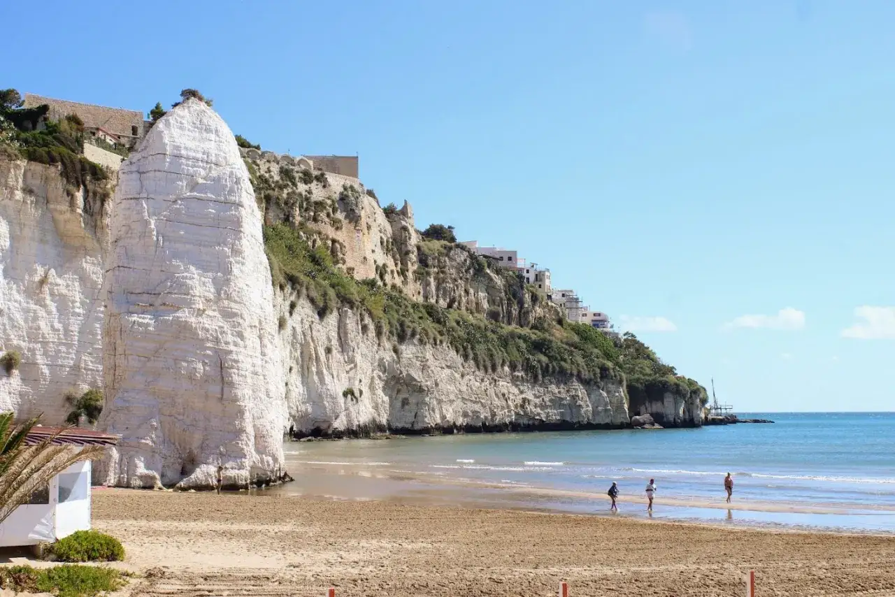 La spiaggia della Scialara, con le sue imponenti falesie bianche e il mare azzurro, accoglie pochi bagnanti.