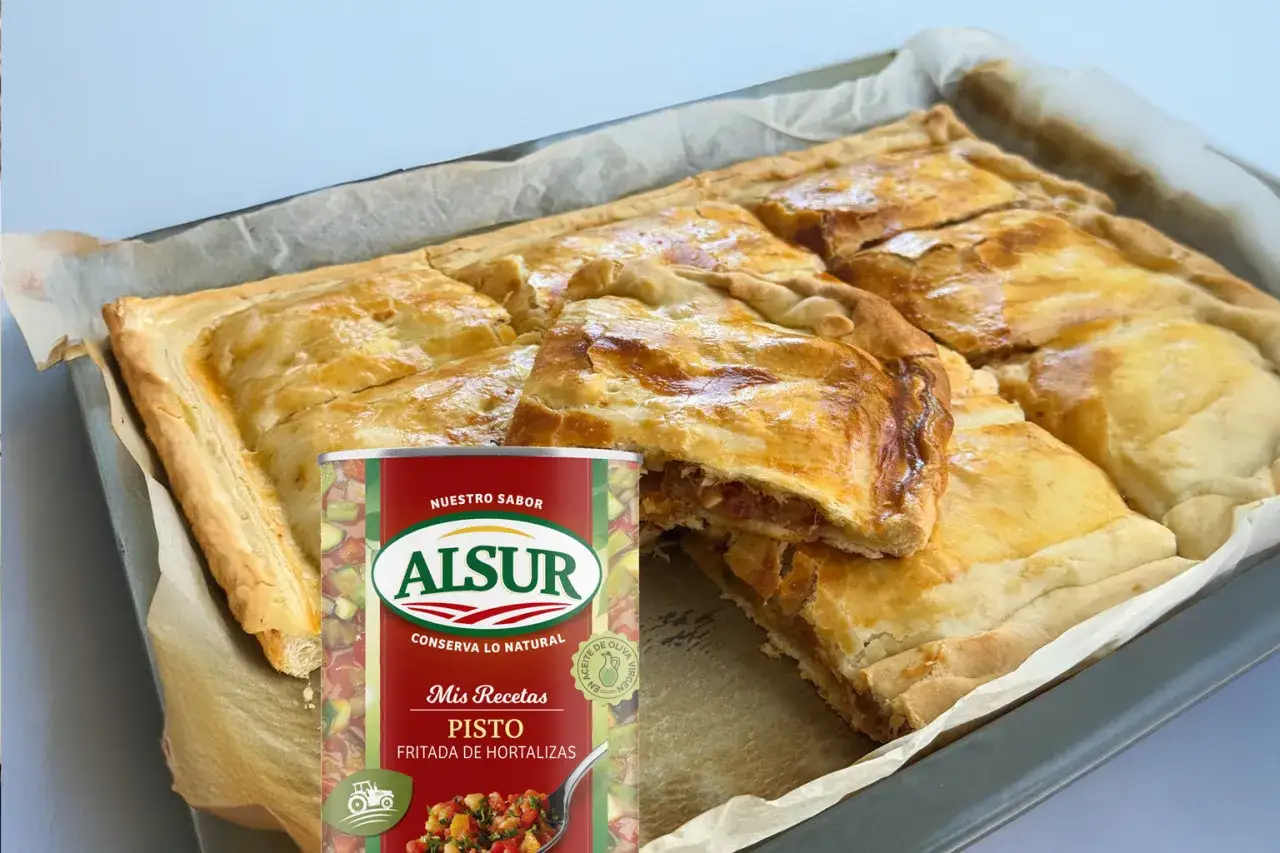 Empanada de pisto casera, dorada y crujiente, lista para disfrutar. Acompa&ntilde;ada de una lata de pisto de Alsur, para un sabor aut&eacute;ntico.