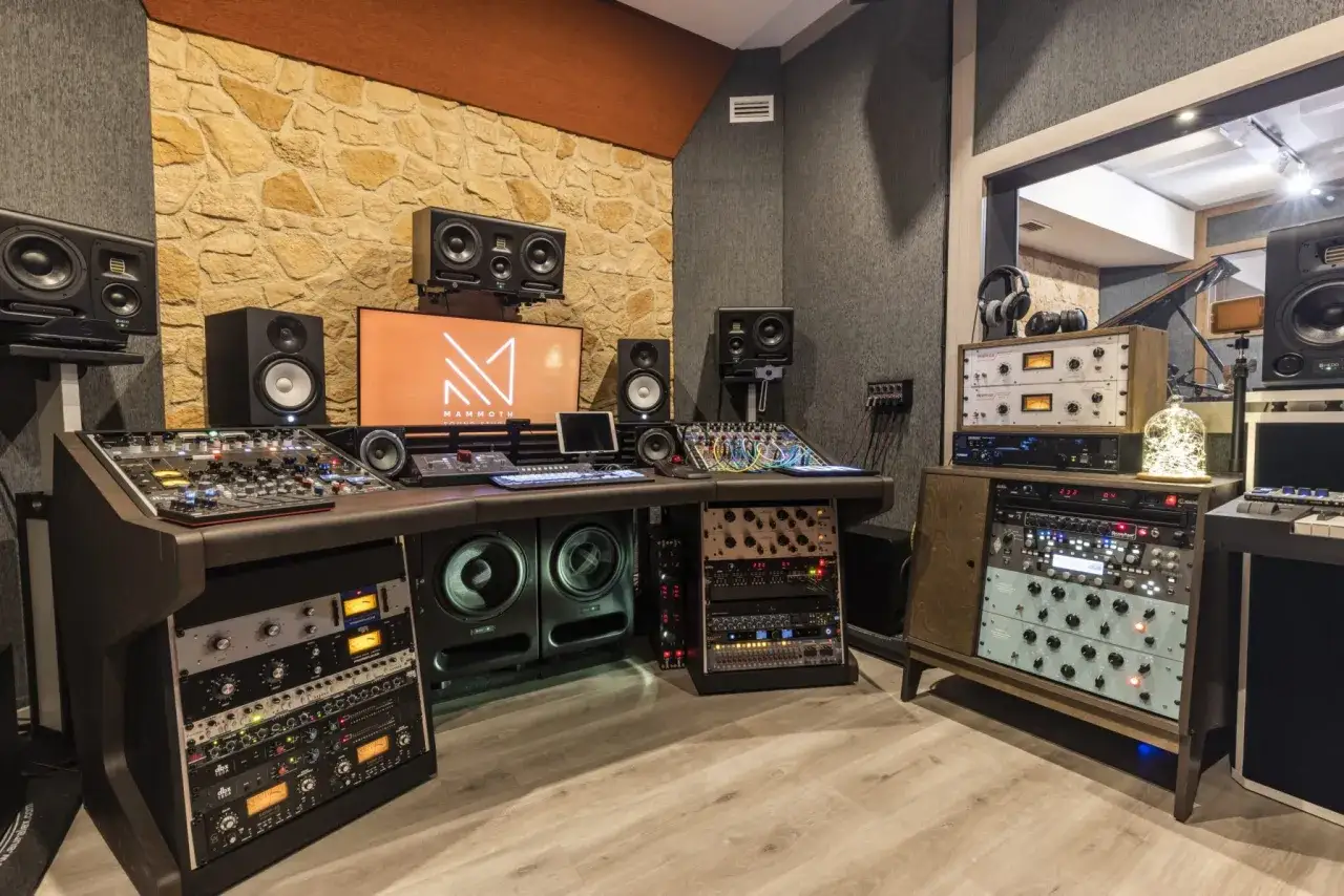 Estudio de grabación profesional con equipo de alta gama. Se busca productor musical para crear éxitos.