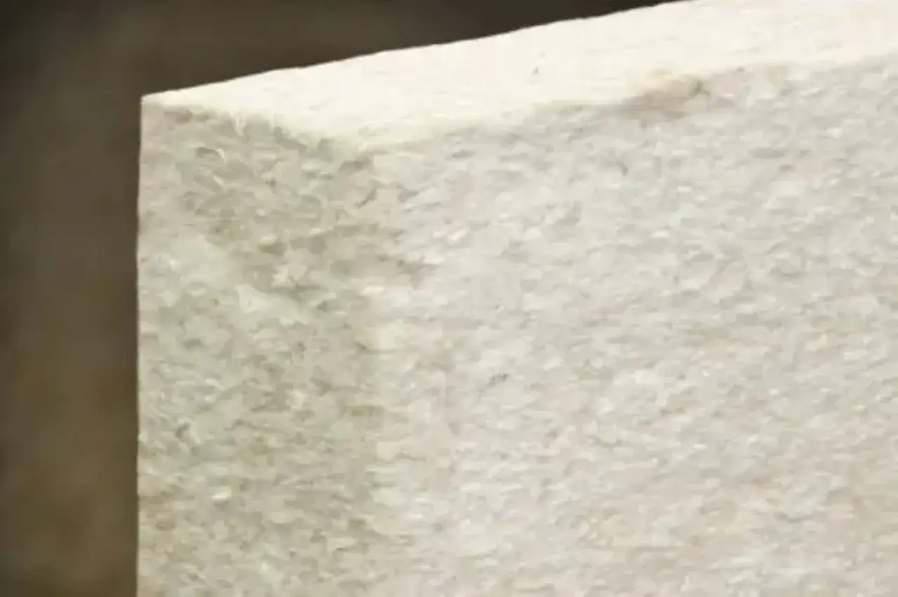 Gros plan sur un panneau isolant en fibres naturelles. Le biofib trio, avec ses avantages et inconv&eacute;nients, est un mat&eacute;riau de construction &eacute;cologique.