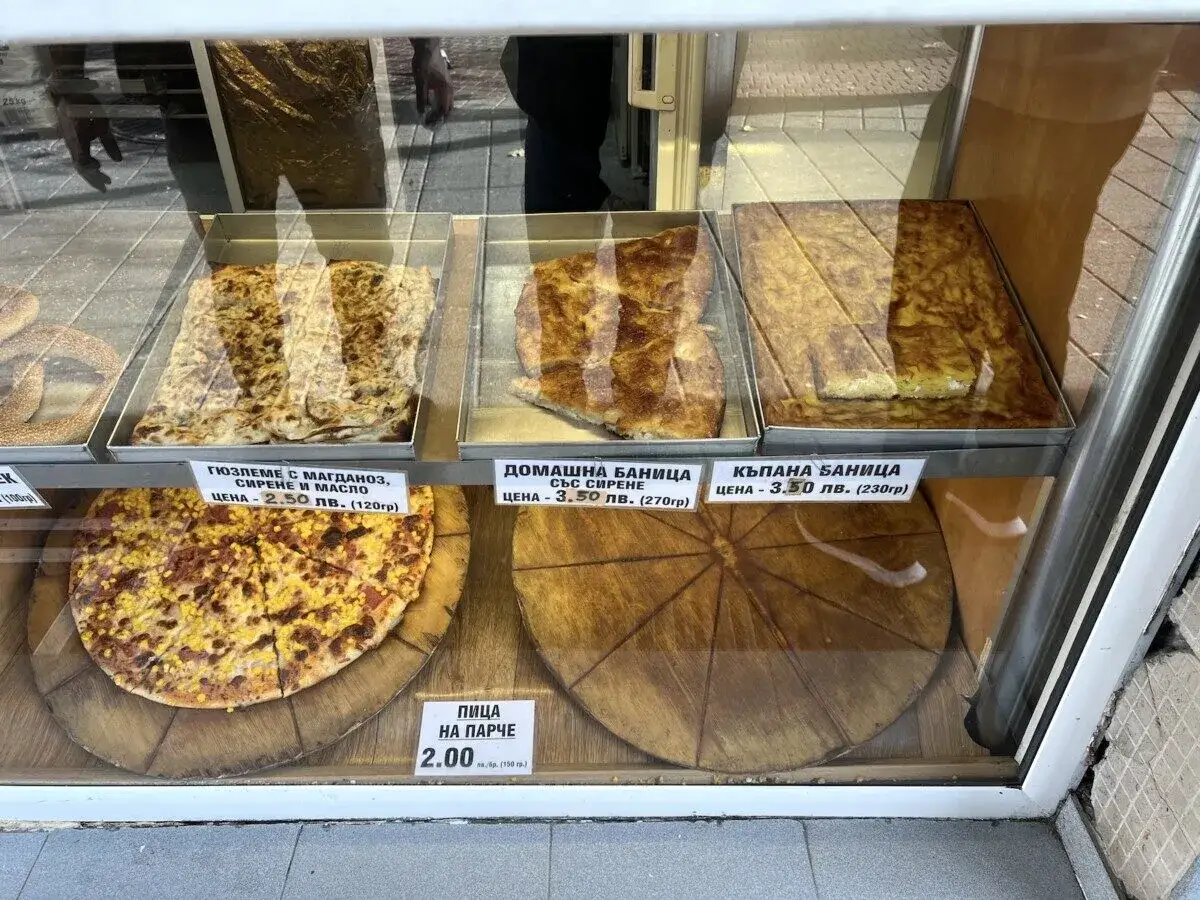 Bułgaria ceny w restauracjach: pieczone placki z serem i szpinakiem, banica z serem, pizza na kawałki.