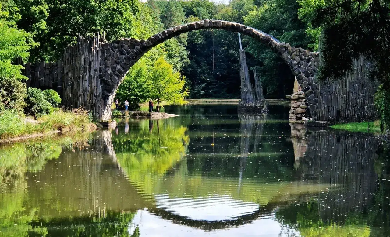 Rakotzbrücke i Tyskland, en bro som ser ut som en perfekt cirkel när den speglas i vattnet. En populär sevärdhet, prisvärd resa från Danmark.